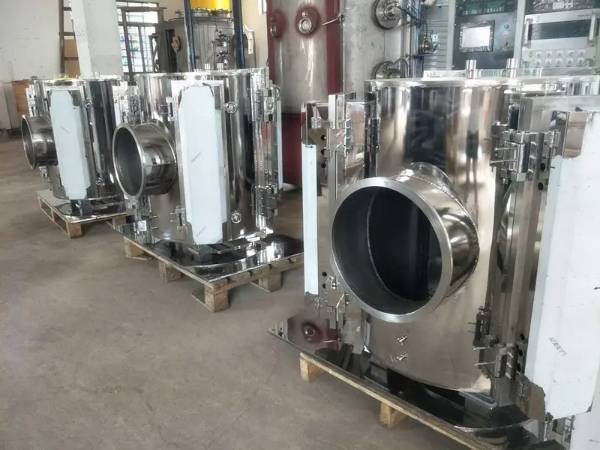 What are the uses and characteristics of vacuum chambers?
